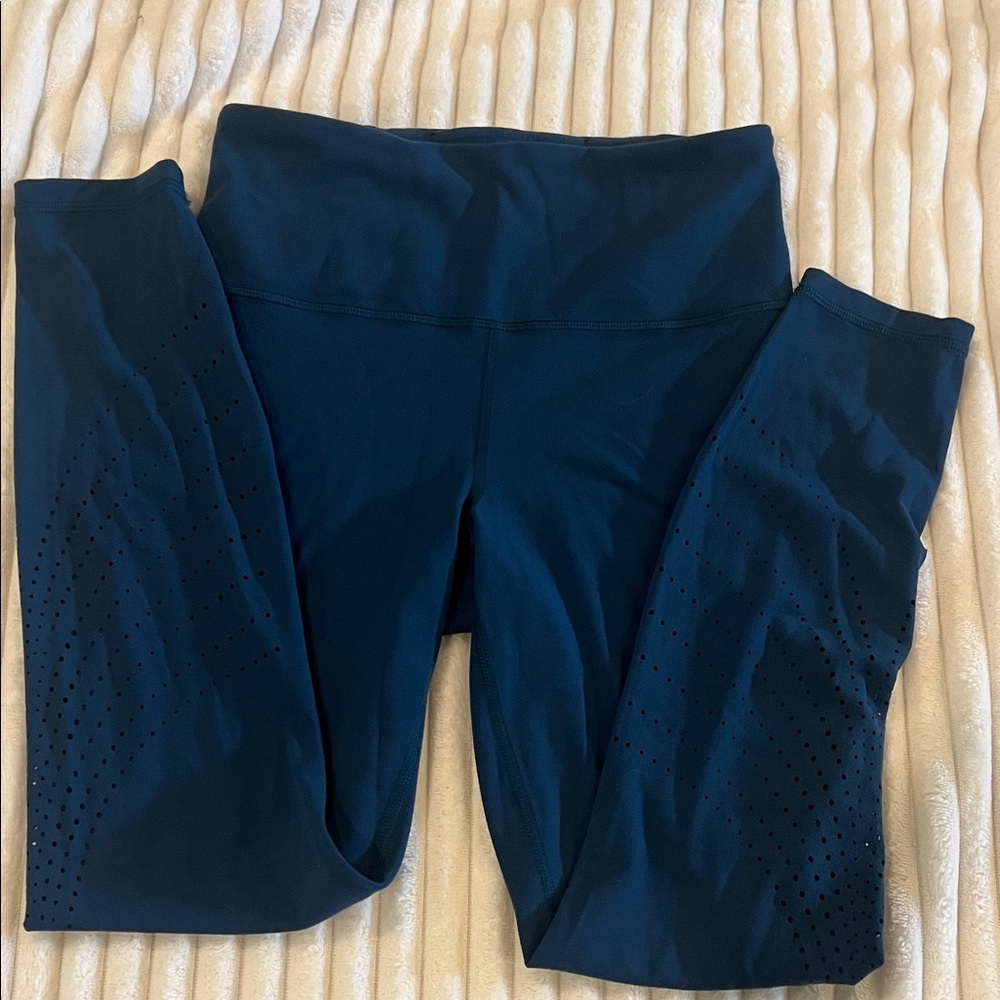 Athleta 7/8 laser cut XS legging